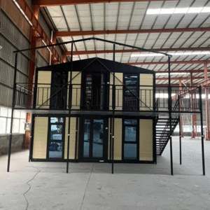 Conteneur maison de 32 m² deux étages Fenêtre en baie et balcon.